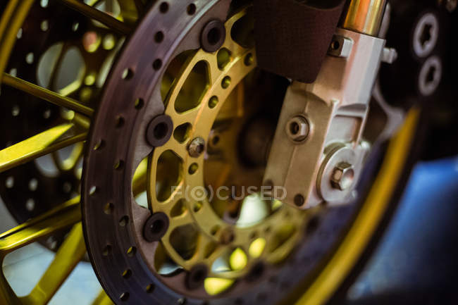 Крупним планом мотоциклетне дискове гальмо в майстерні — стокове фото
