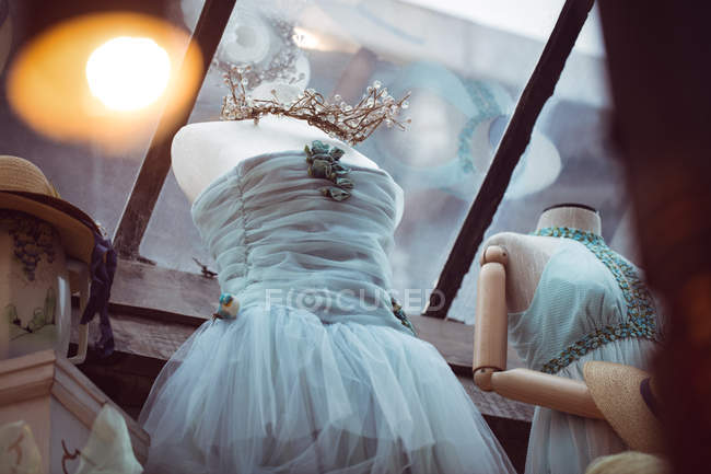 Vintage dresses displayed on a mannequins at a boutique — Stock Photo