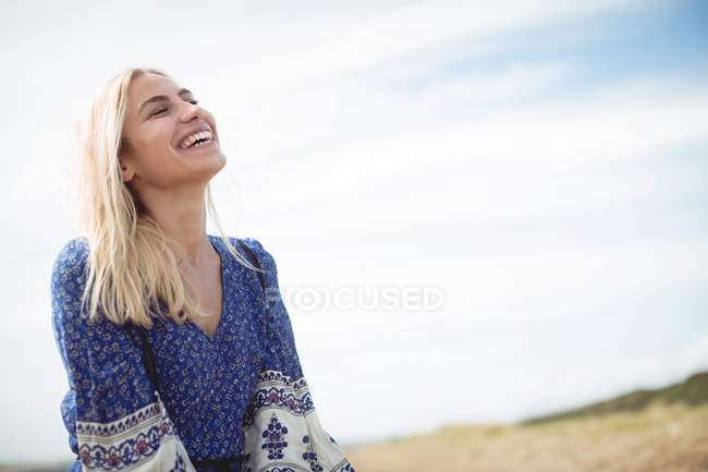 Attraktive blonde Frau lacht auf dem Feld — Stockfoto