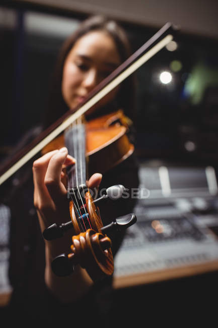 Студентка грає на скрипці в студії — стокове фото