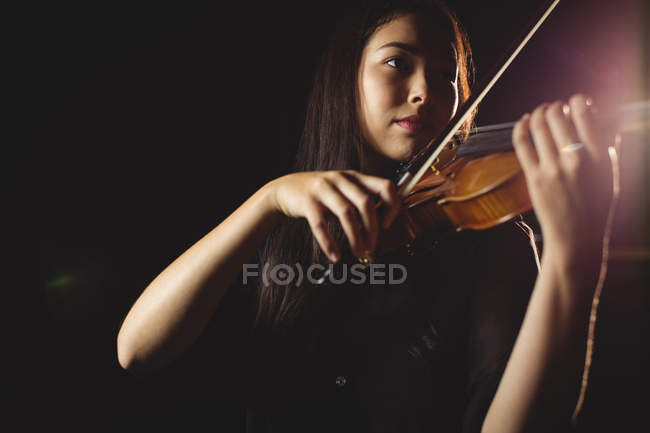 Studentessa che suona il violino in uno studio — Foto stock