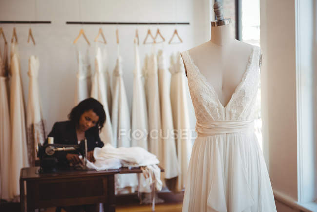 Couture suspendue sur mannequin en studio — Photo de stock