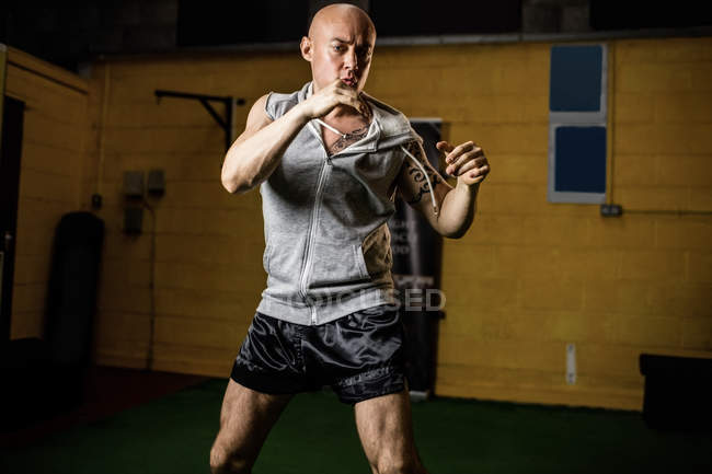 Schöner athletischer thailändischer Boxer beim Boxen im Fitnessstudio — Stockfoto