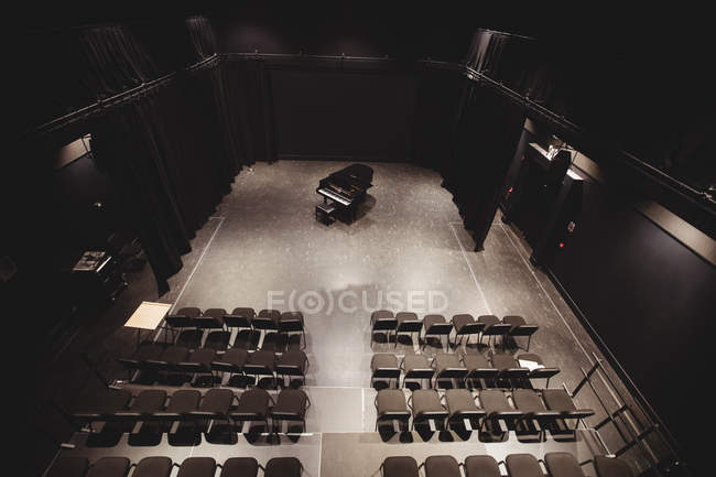 Blick auf leere Aula in Musikschule — Stockfoto
