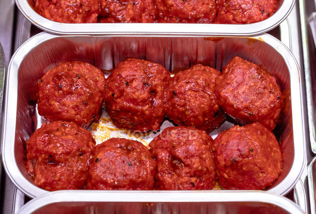 Primer plano de las bolas de carne marinadas en el mostrador - foto de stock