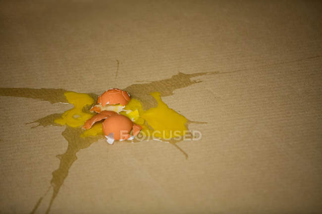 Uova rotte sul pavimento nella fabbrica di uova — Foto stock
