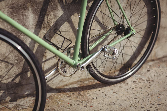 Fahrrad lehnt an Wand an sonnigem Tag — Stockfoto