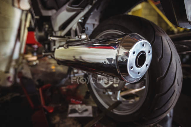Primo piano dei tubi di scarico di una moto in officina — Foto stock