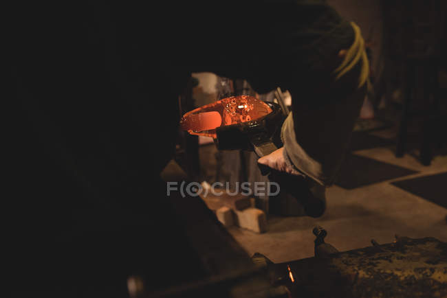 Формування та формування розплавленого скла на скляній фабриці — стокове фото