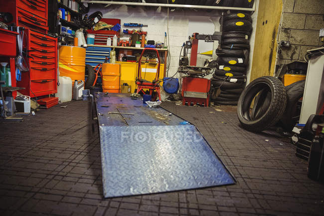 Interior view of industrial motor vehicle workshop — Stock Photo