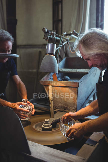 Glassblowers працює над скла на заводі glassblowing — стокове фото