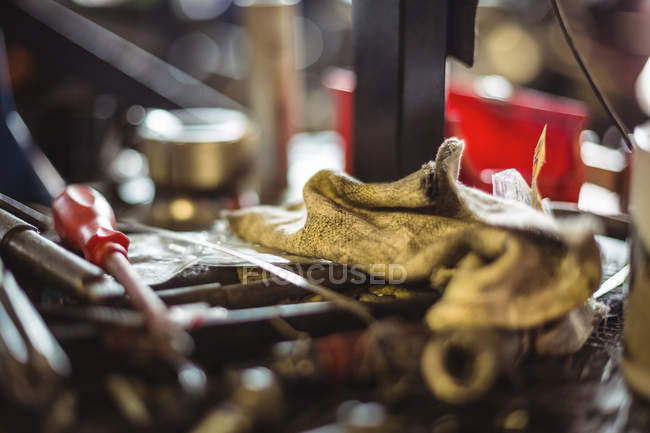 Close-up de ferramentas e trapo na oficina mecânica industrial — Fotografia de Stock