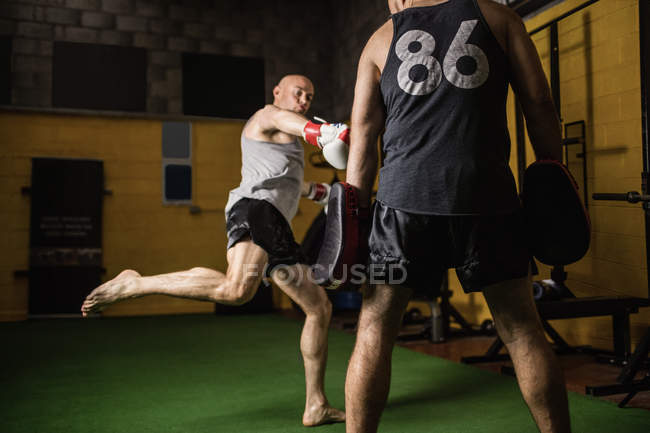 Deux boxeurs thaïlandais pratiquant la boxe au gymnase — Photo de stock
