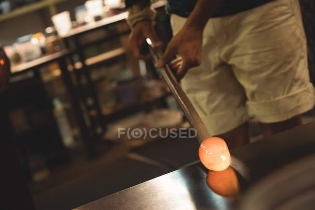 Souffleur de verre façonnant le verre fondu à l'usine de soufflage de verre — Photo de stock