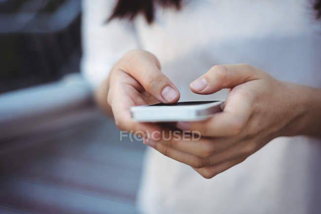 Seção intermediária de mensagens de texto da mulher no telefone móvel — Fotografia de Stock