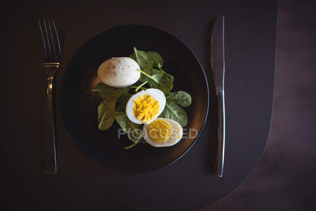 Prato de farinha de ovos na mesa — Fotografia de Stock