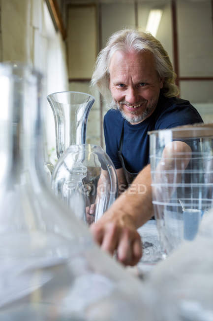 Портрет скляного пилососа, що працює на склі на скляній фабриці — стокове фото
