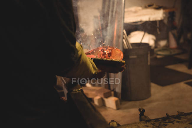 Ventilador de vidro moldando peça de vidro soprado com pano molhado na fábrica de sopro de vidro — Fotografia de Stock