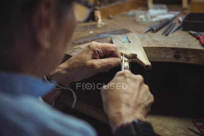 Primer plano de la artesana que trabaja en el taller - foto de stock