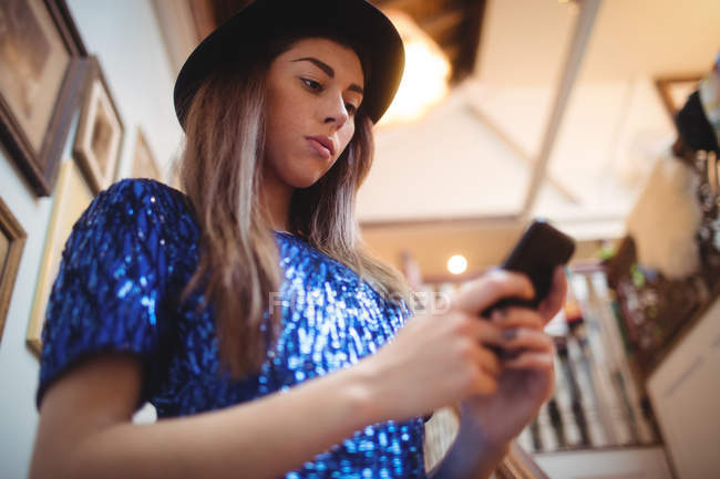 Крупним планом жіночий персонал, використовуючи мобільний телефон в магазині — стокове фото