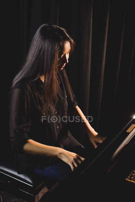 Студент грає на піаніно в студії — стокове фото