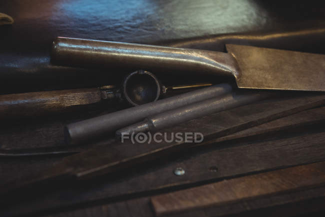 Close-up de ferramentas de sopro de vidro na fábrica de sopro de vidro — Fotografia de Stock