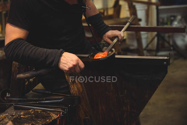 Imagem cortada de Glassblower formando e moldando vidro fundido na fábrica de sopro de vidro — Fotografia de Stock