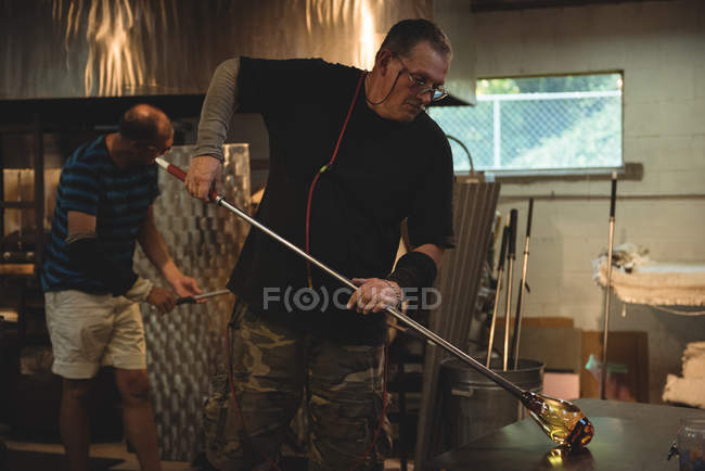 Sopradores de vidro moldando vidro fundido na fábrica de sopro de vidro — Fotografia de Stock