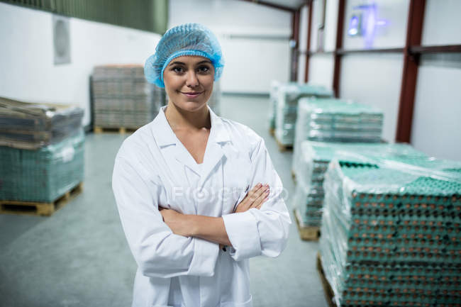 Портрет співробітницею стоячи з руки перетнув яйце заводі — стокове фото