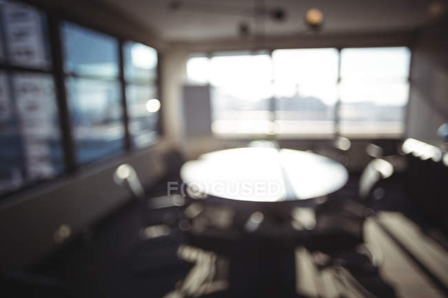 Vista desfocada da moderna sala de reuniões no escritório — Fotografia de Stock