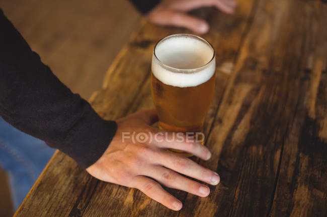 Человек со стаканом пива в баре — стоковое фото