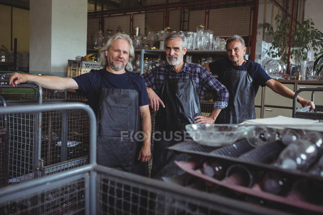 Retrato de sopradores de vidro na sala industrial de fábrica de sopro de vidro — Fotografia de Stock
