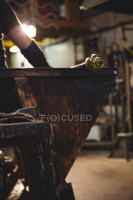 Обрізане зображення скла, що формує розплавлене скло на скляній фабриці — стокове фото