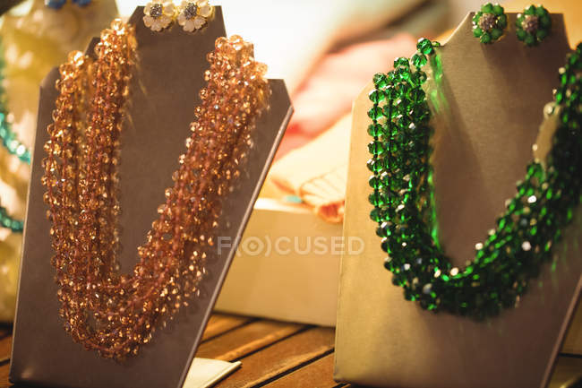 Bijoux anciens conservés en exposition dans la bijouterie — Photo de stock