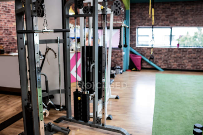 Vista do equipamento de ginásio vazio no estúdio de fitness — Fotografia de Stock