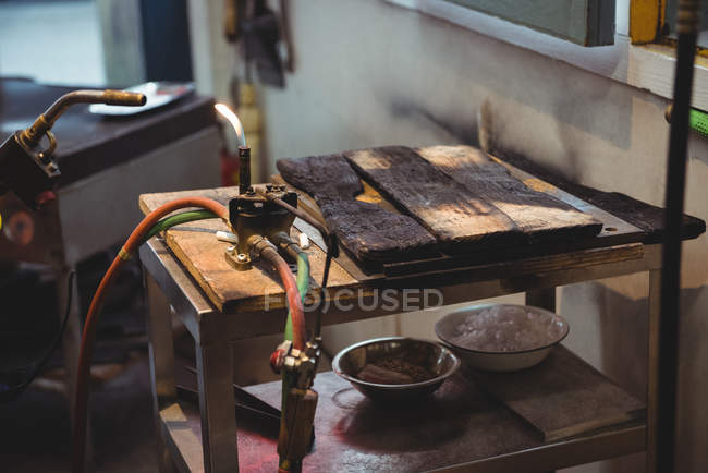 Poste de travail vide avec torche soufflante à l'usine de soufflage du verre — Photo de stock
