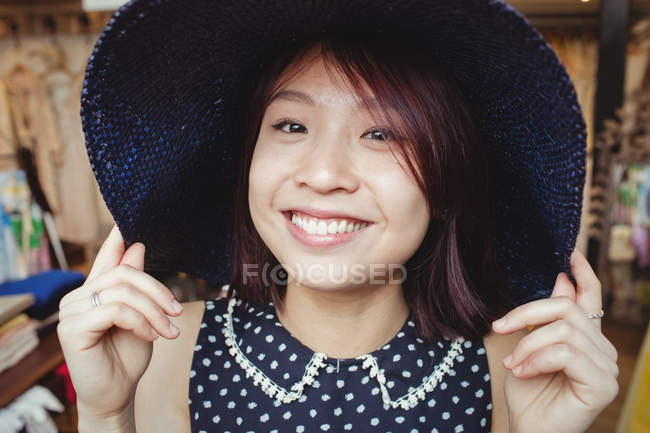 Bella donna che indossa il cappello in boutique — Foto stock