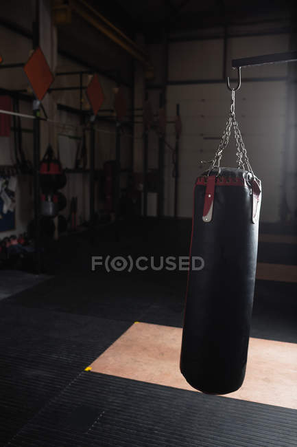 Sacco da boxe per boxe o kick boxing sport in palestra — Foto stock