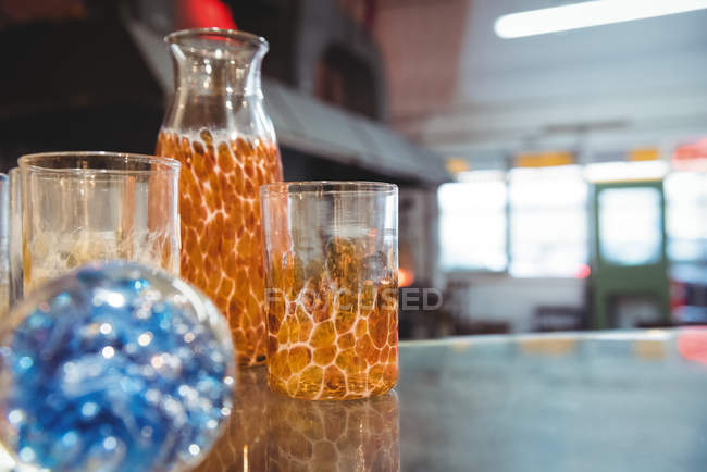 Óculos coloridos soprados em exposição na fábrica de sopro de vidro — Fotografia de Stock