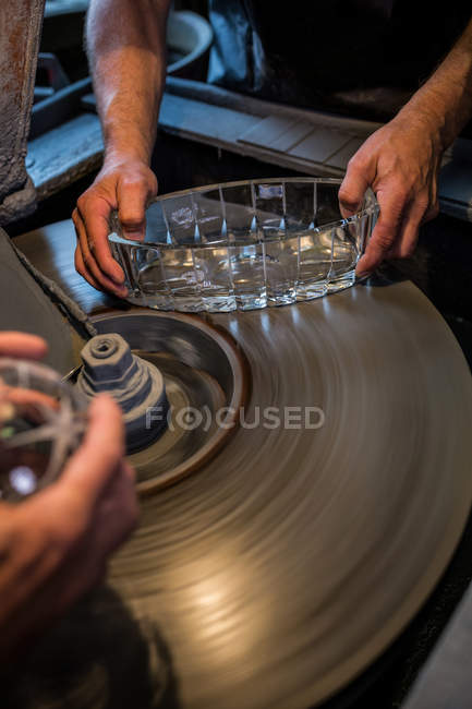 Mains de souffleurs de verre travaillant sur un verre à l'usine de soufflage de verre — Photo de stock