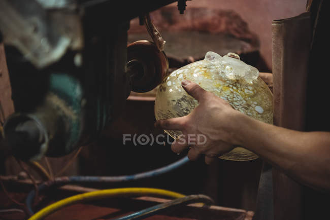 Обрізане зображення скляного змішувача, що працює на скляній плиті на скляній фабриці — стокове фото
