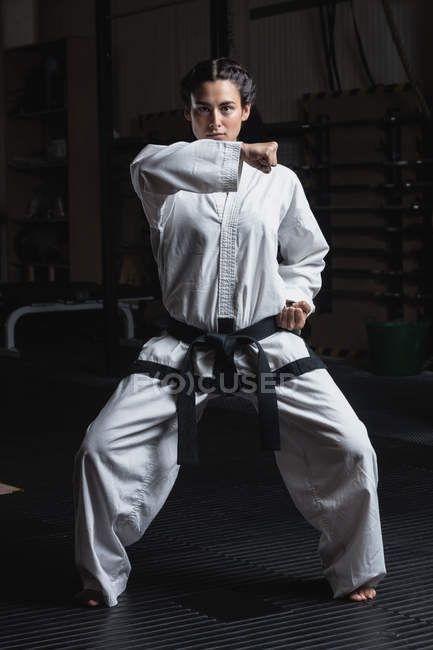 Frontansicht einer Frau, die Karate im Fitnessstudio praktiziert — Stockfoto