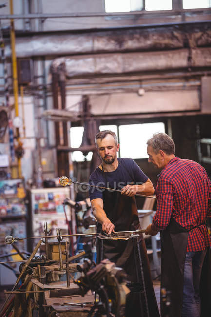 Sopradores de vidro que moldam um copo no tubo de sopro na fábrica de sopro de vidro — Fotografia de Stock