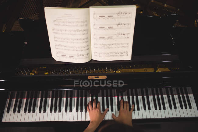 Hands of female student playing piano in a studio — Stock Photo