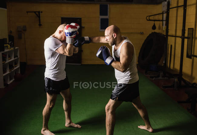 Dos boxeadores tailandeses peleando en gimnasio - foto de stock