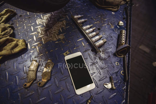 Мобільний телефон на верстаті в промислово-механічному цеху — стокове фото