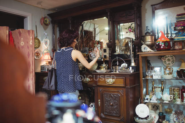 Вид ззаду жінки покупки для антикваріату в антикварному магазині — стокове фото