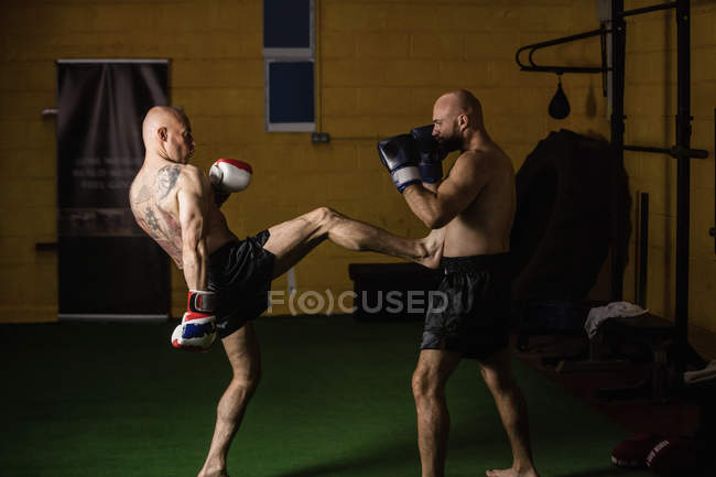 Seitenansicht von zwei thailändischen Boxern, die im Fitnessstudio kämpfen — Stockfoto