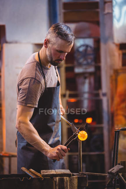 Митець формування розплавленого скла на заводі glassblowing — стокове фото