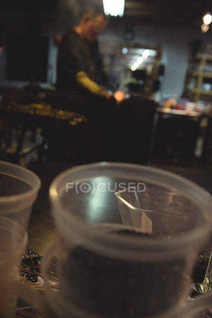 Glasbläser formen geschmolzenes Glas in der Glasbläserei — Stockfoto